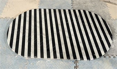 černé a bílé mramorové proužky oválného tvaru konferenční stolek