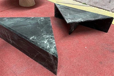 Dvoudílný Trojúhelník Konferenční Stolek V Zeleném Mramoru