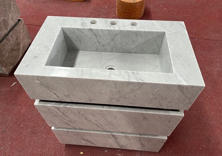 Bílá skříňka pod umyvadlo se zásuvkami