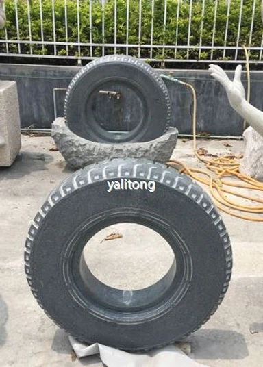 Tmavě šedé kamenné plastiky