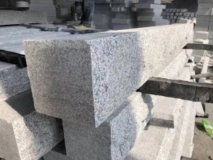 Světle šedá žulová poštovní schránka