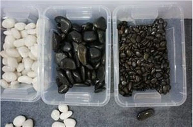 Černé a bílé oblázky do zahrady