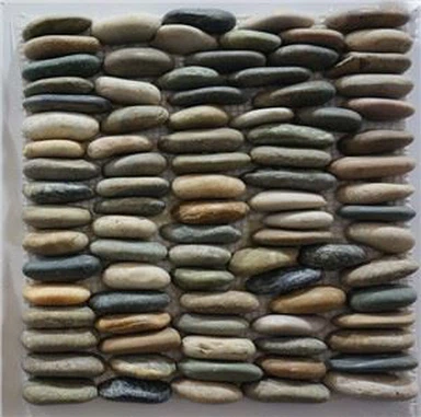 Šedé oblázkové mozaikové dlaždice