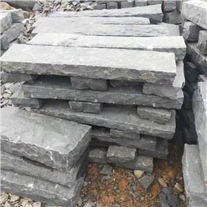 Přirozené rozdělené komické dlažební bloky