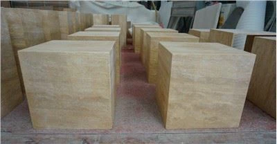 Sestava odkládacího stolku z římské travertinové kostky