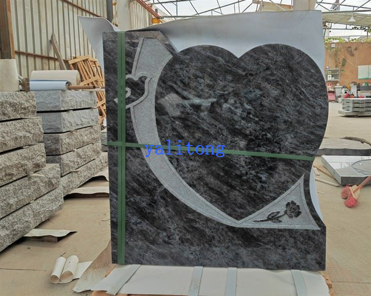 Žulový náhrobek ve tvaru srdce