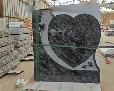 Žulový náhrobek ve tvaru srdce
