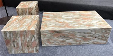 Sestava konferenčního stolku z norského růžového mramoru