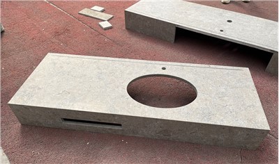 Portugalsko šedé vápencové topy koupelna